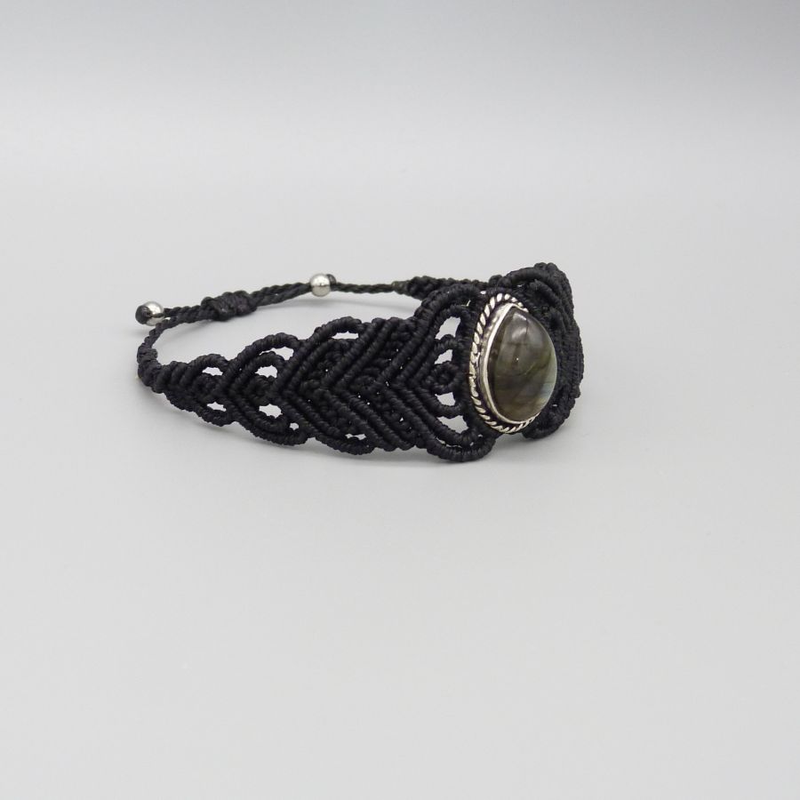 Bracelet en micro-macram&eacute; noir avec une labradorite sertie