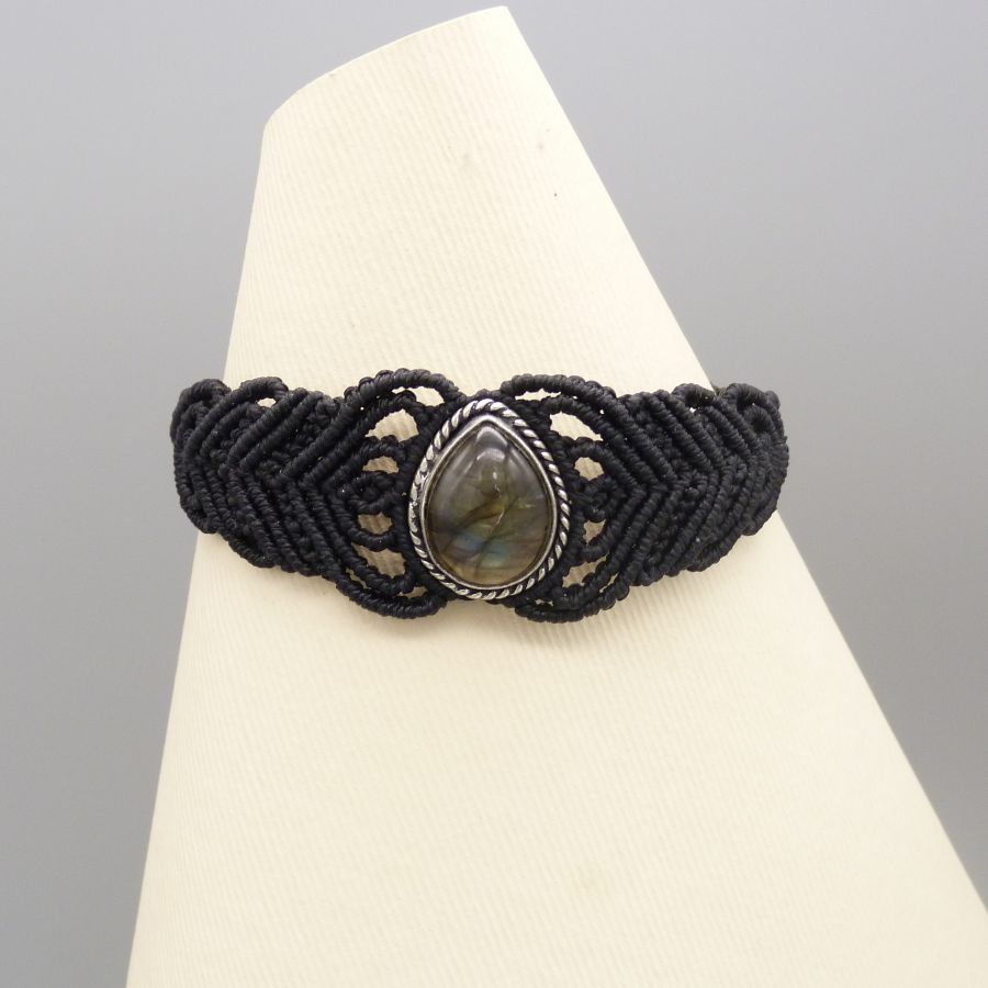 Bracelet en micro-macram&eacute; noir avec une labradorite sertie