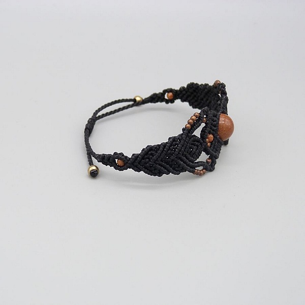 Bracelet en micro-macram&eacute; noir avec une perle centrale "pierre de soleil"