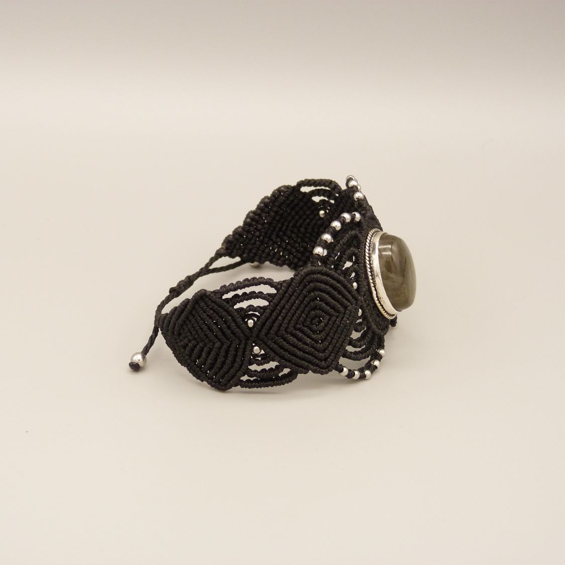 Bracelet en micro-macram&eacute; noir avec une labradorite sertie