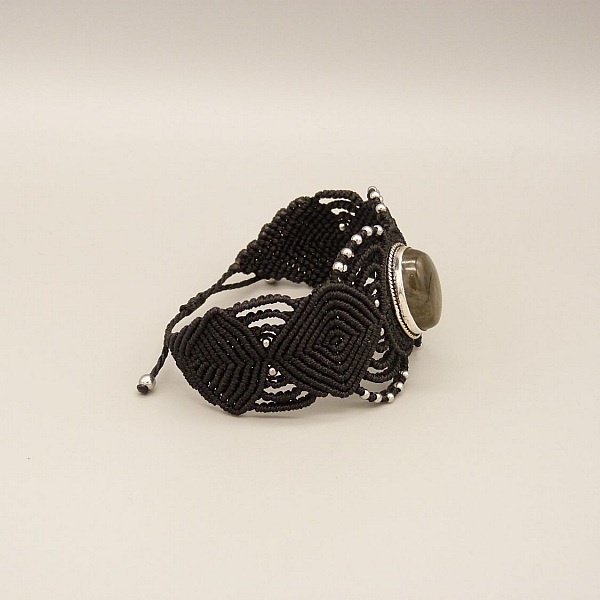 Bracelet en micro-macram&eacute; noir avec une labradorite sertie