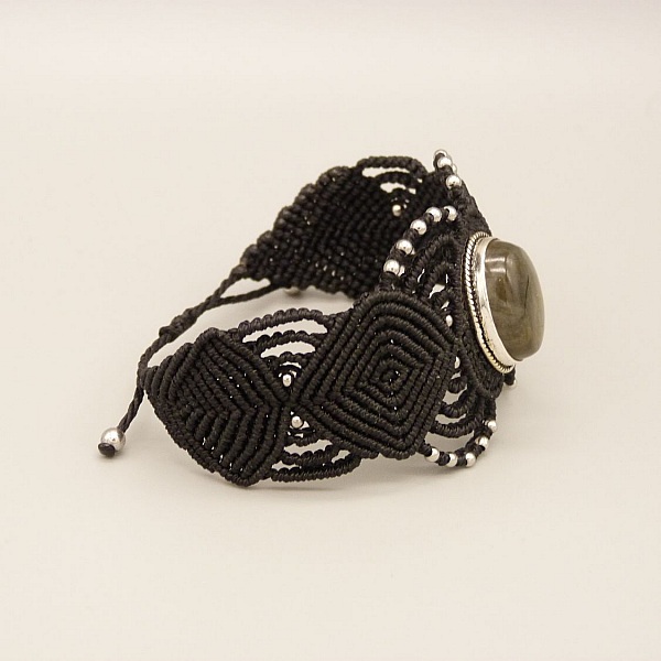 Bracelet en micro-macram&eacute; noir avec une labradorite sertie