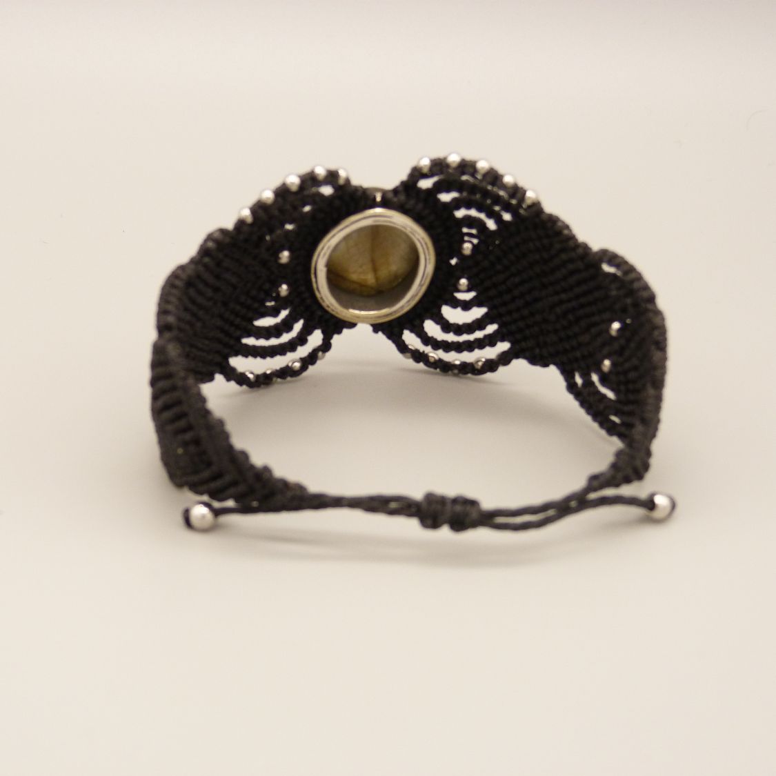 Bracelet en micro-macram&eacute; noir avec une labradorite sertie