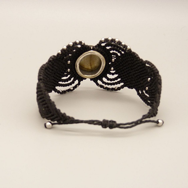Bracelet en micro-macram&eacute; noir avec une labradorite sertie