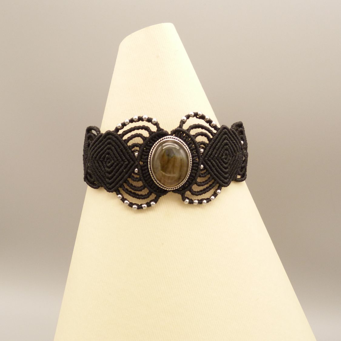 Bracelet en micro-macram&eacute; noir avec une labradorite sertie
