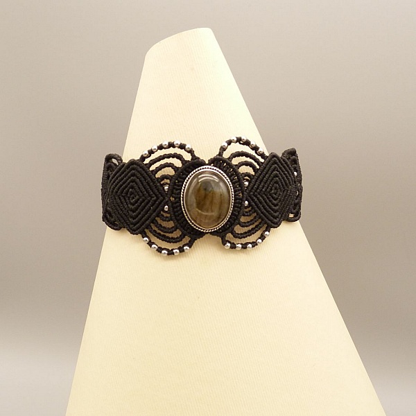 Bracelet en micro-macram&eacute; noir avec une labradorite sertie