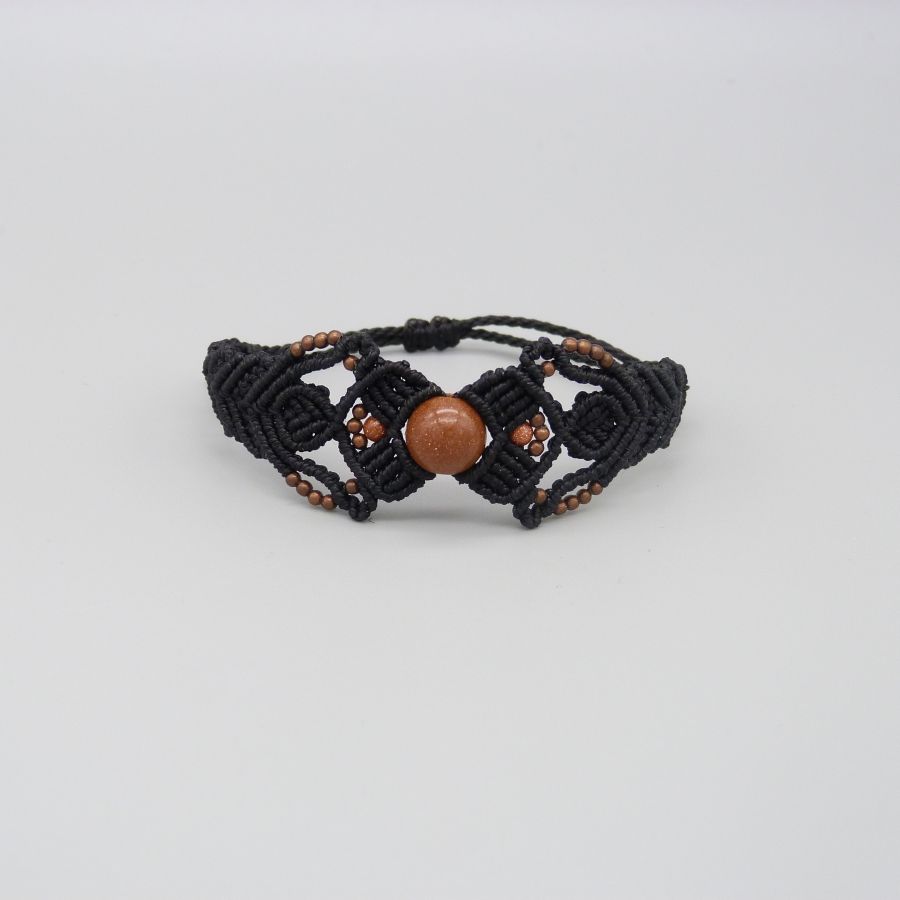 Bracelet en micro-macram&eacute; noir avec une perle centrale "pierre de soleil"