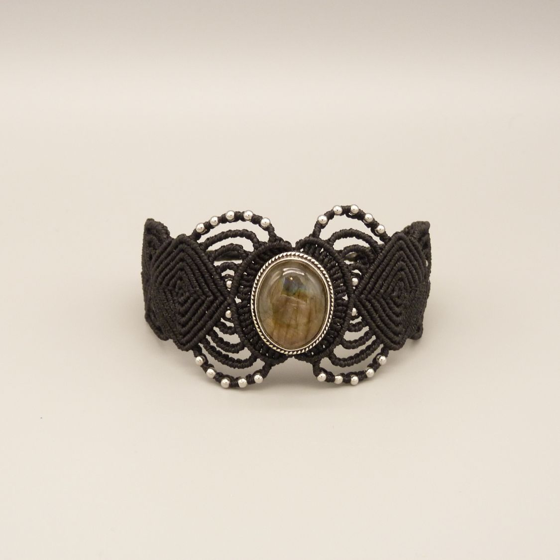 Bracelet en micro-macram&eacute; noir avec une labradorite sertie