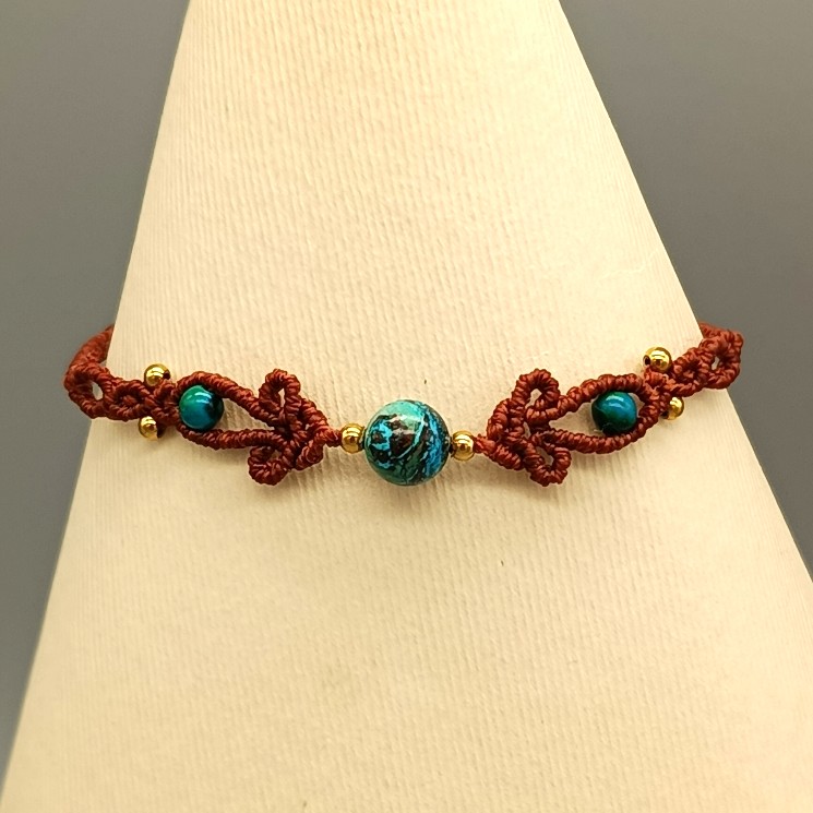 Bracelet micro-macramé marron avec perles chrysocolle et acier doré.