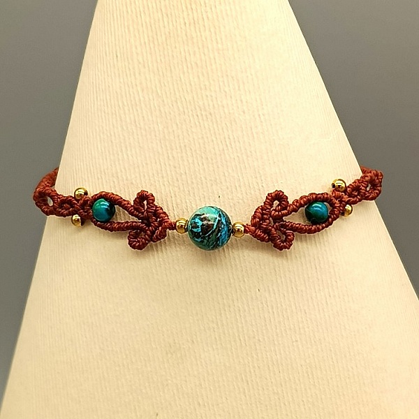 Bracelet micro-macramé marron avec perles chrysocolle et acier doré.