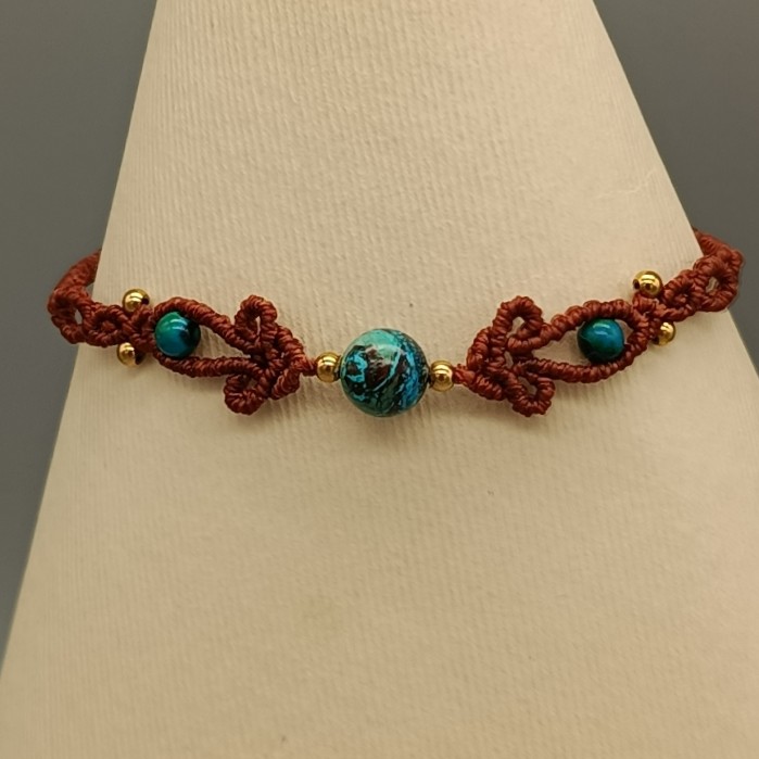 Bracelet micro-macramé marron avec perles chrysocolle et acier doré.