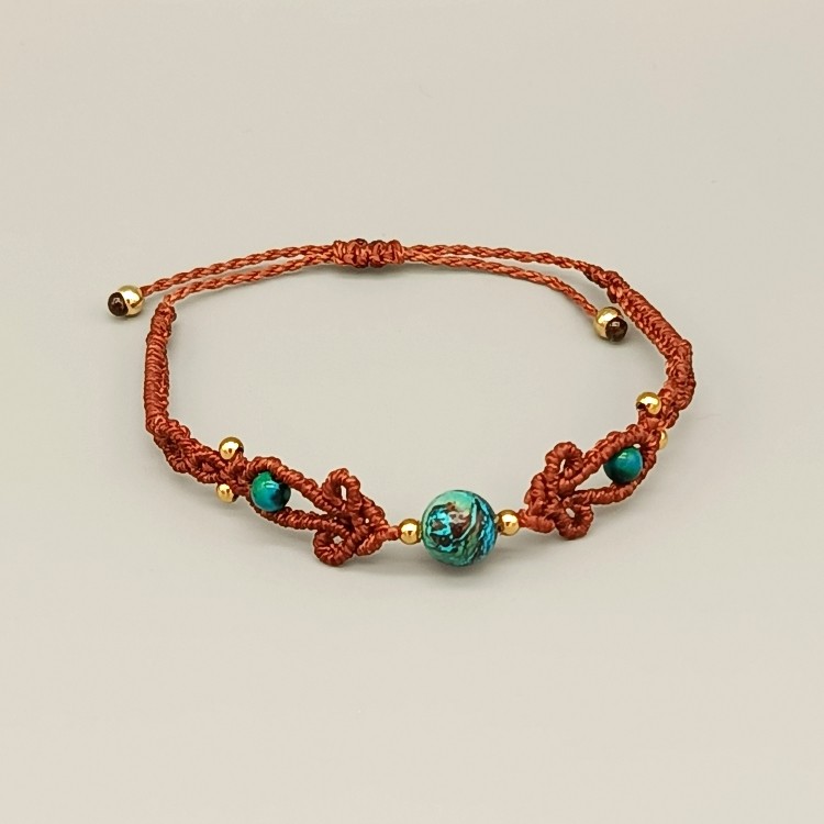 Bracelet ajustable en micro-macramé marron avec perles chrysocolle dorées.