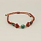 Bracelet ajustable en micro-macramé marron avec perles chrysocolle dorées.