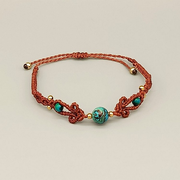 Bracelet ajustable en micro-macramé marron avec perles chrysocolle dorées.