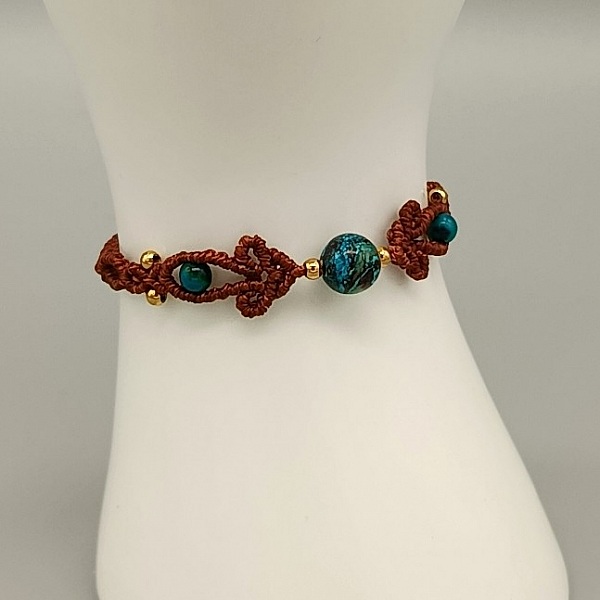 Bracelet micro-macramé marron avec perles chrysocolle et acier doré.