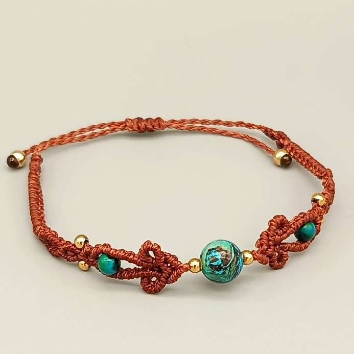 Bracelet ajustable en micro-macramé marron, perles chrysocolle et acier doré.