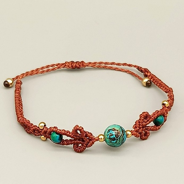 Bracelet ajustable en micro-macramé marron, perles chrysocolle et acier doré.