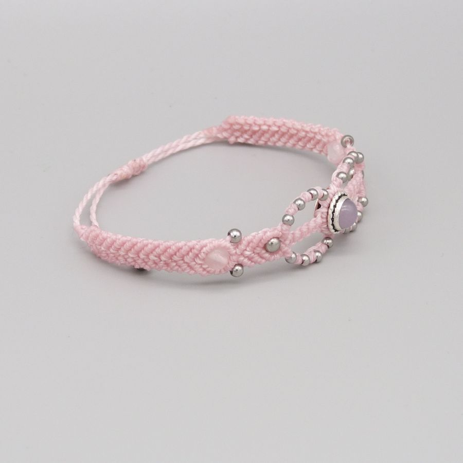 Bracelet micro-macramé rose avec pierre sertie en quartz rose.