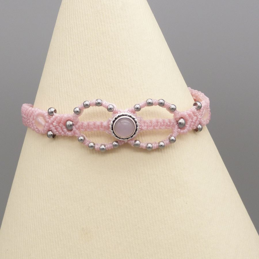 Bracelet micro-macramé rose avec pierre sertie quartz rose.