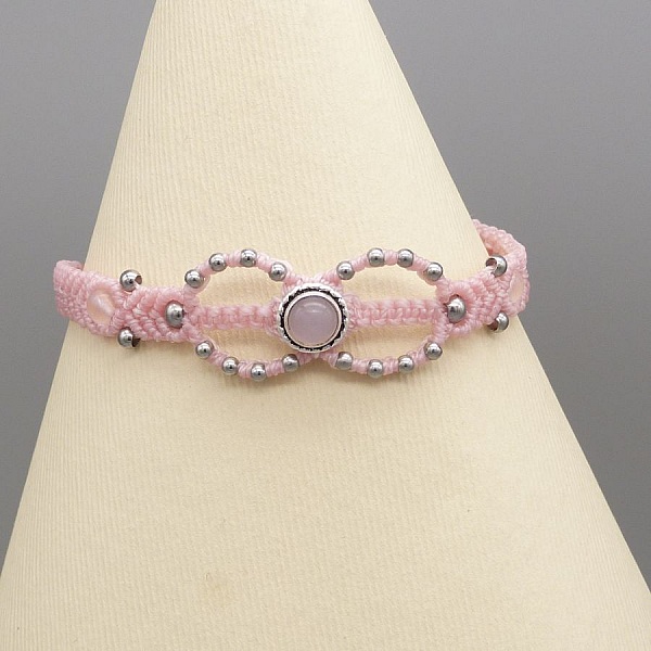 Bracelet micro-macramé rose avec pierre sertie quartz rose.