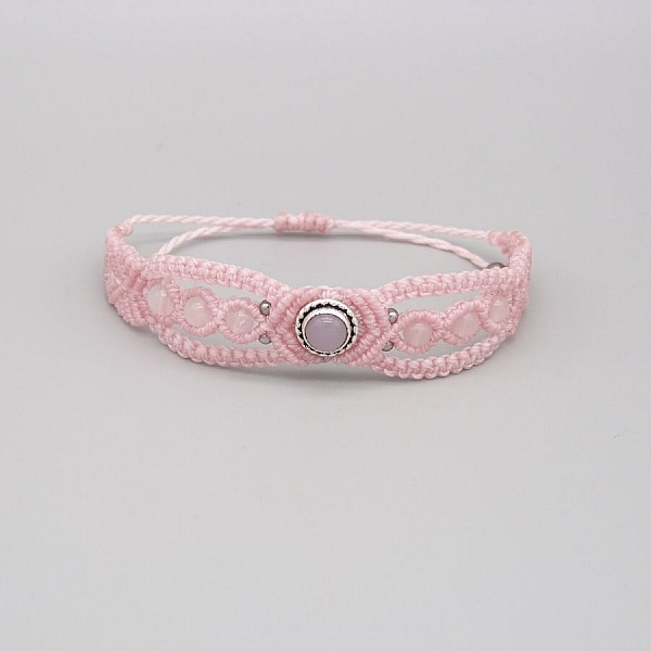 Bracelet micro-macramé rose avec pierre quartz rose sertie.
