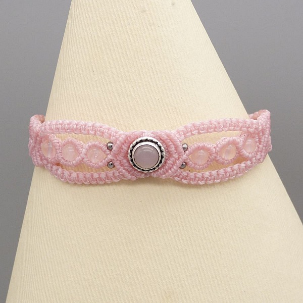 Bracelet micro-macramé rose avec pierre sertie en quartz rose.