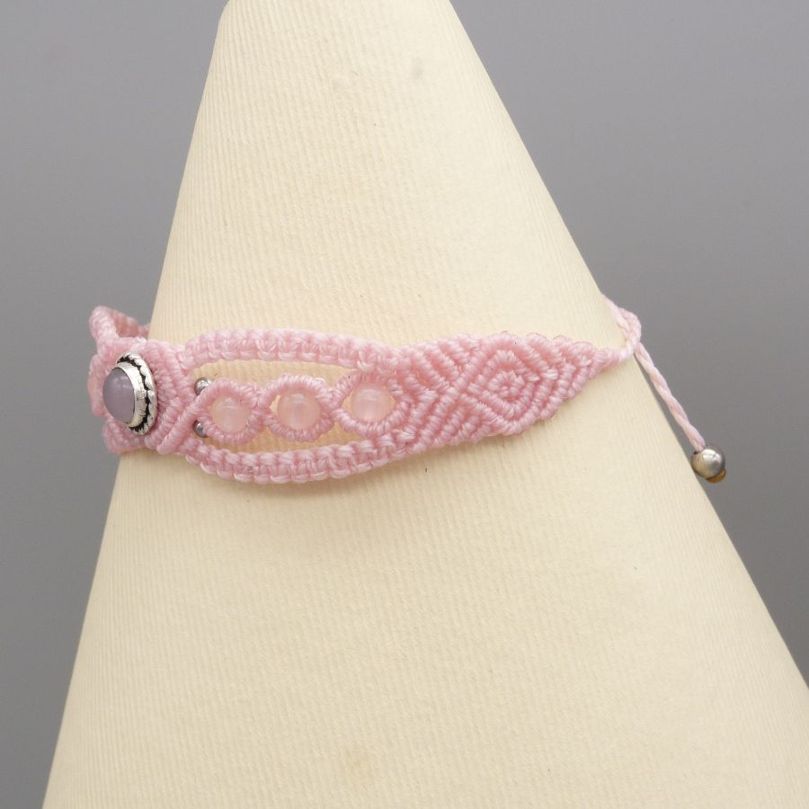 Bracelet micro-macramé rose avec pierre sertie en quartz rose.
