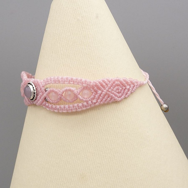 Bracelet micro-macramé rose avec pierre sertie en quartz rose.