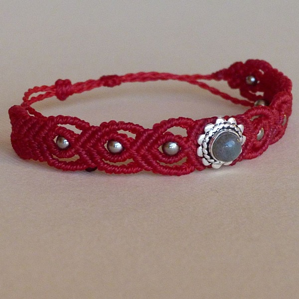 Bracelet en micro-macramé rouge avec pierre labradorite sertie.