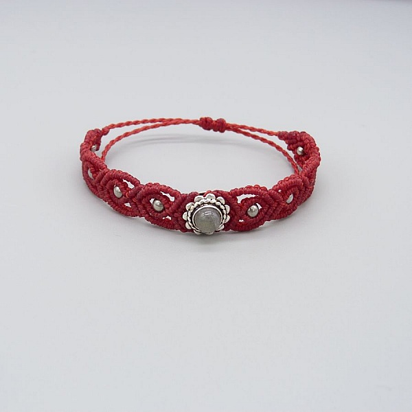 Bracelet en micro-macramé rouge avec pierre labradorite sertie.