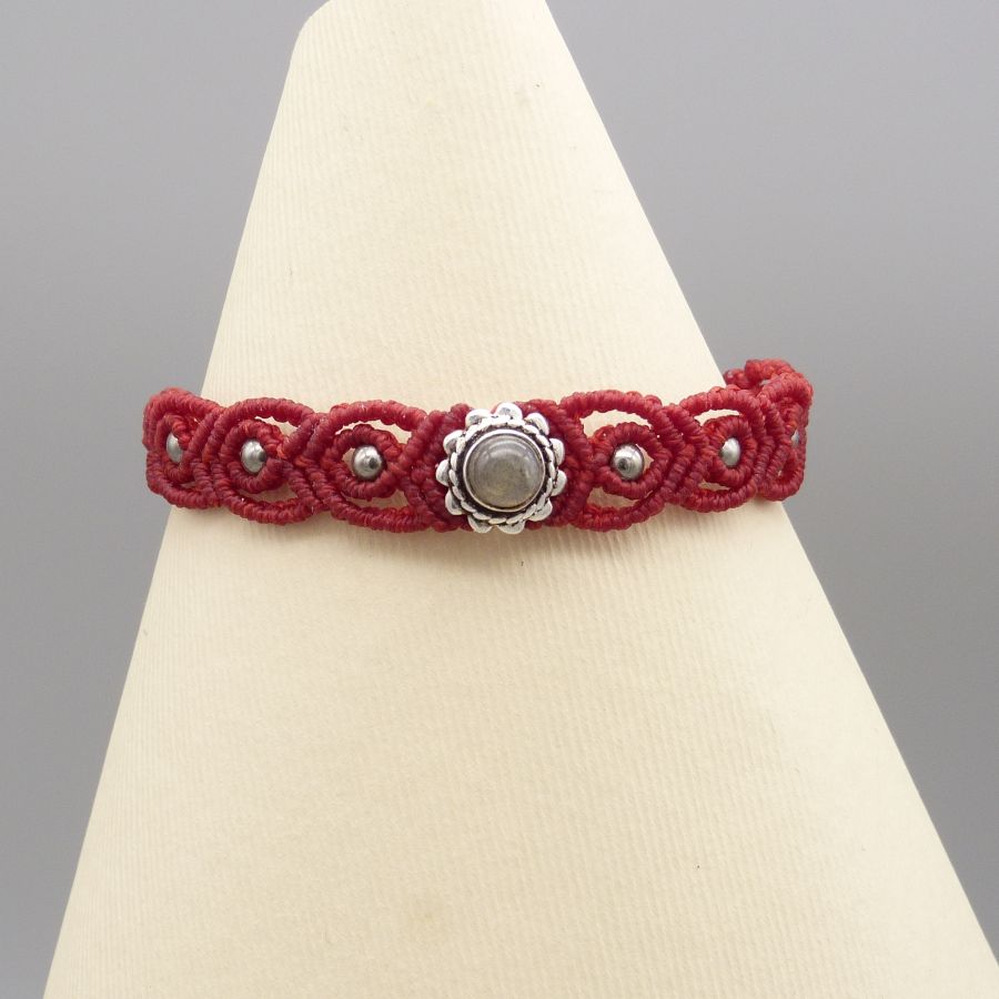 Bracelet en micro-macramé rouge avec pierre labradorite sertie.