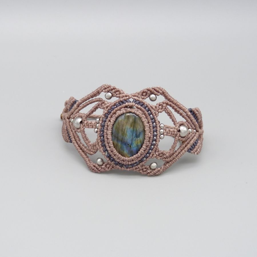Bracelet en micro-macram&eacute; taupe avec une labradorite