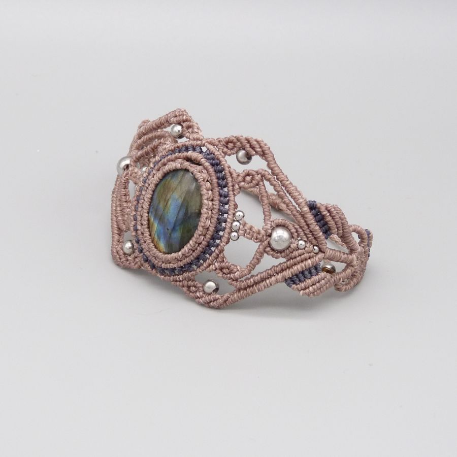 Bracelet en micro-macram&eacute; taupe avec une labradorite