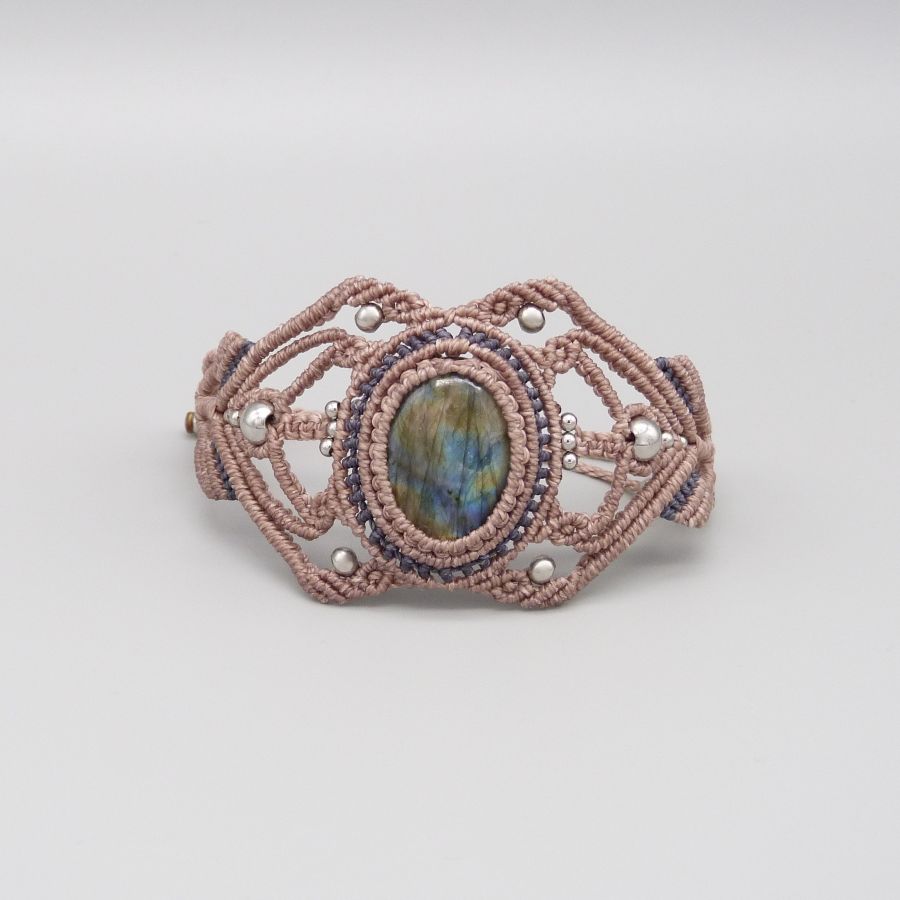 Bracelet en micro-macram&eacute; taupe avec une labradorite