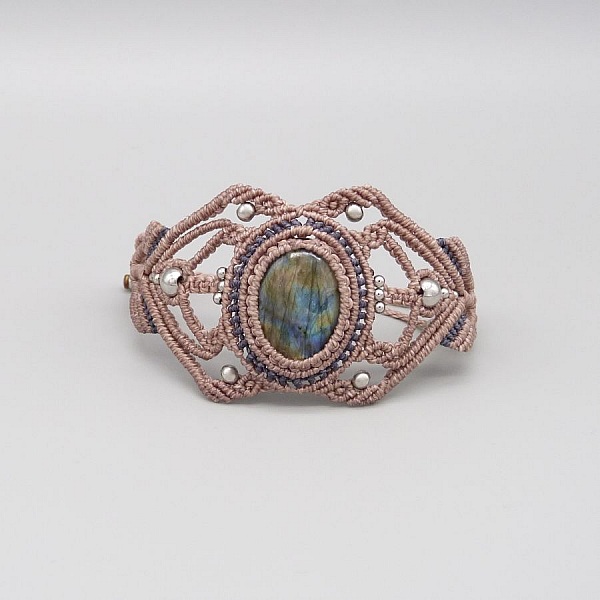 Bracelet en micro-macram&eacute; taupe avec une labradorite