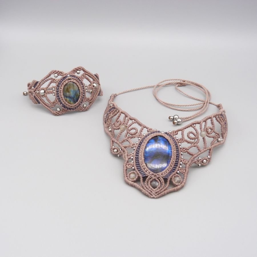Bracelet en micro-macram&eacute; taupe avec une labradorite