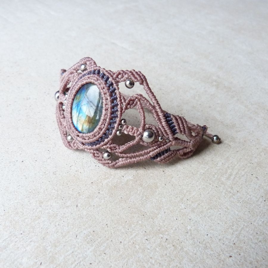 Bracelet en micro-macram&eacute; taupe avec une labradorite