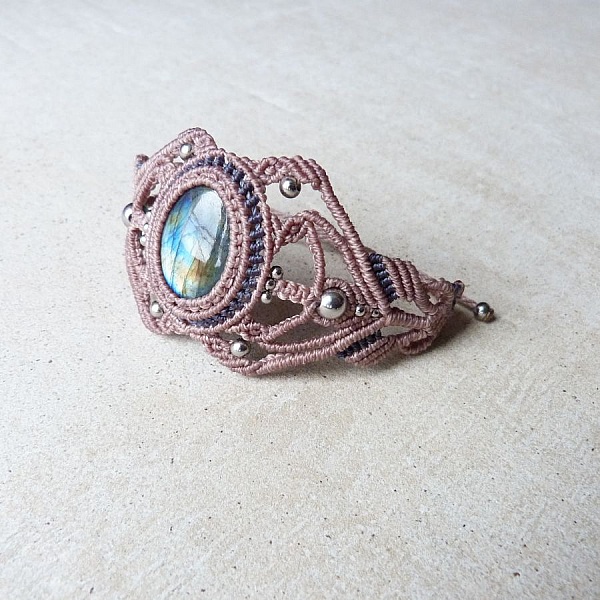 Bracelet en micro-macram&eacute; taupe avec une labradorite