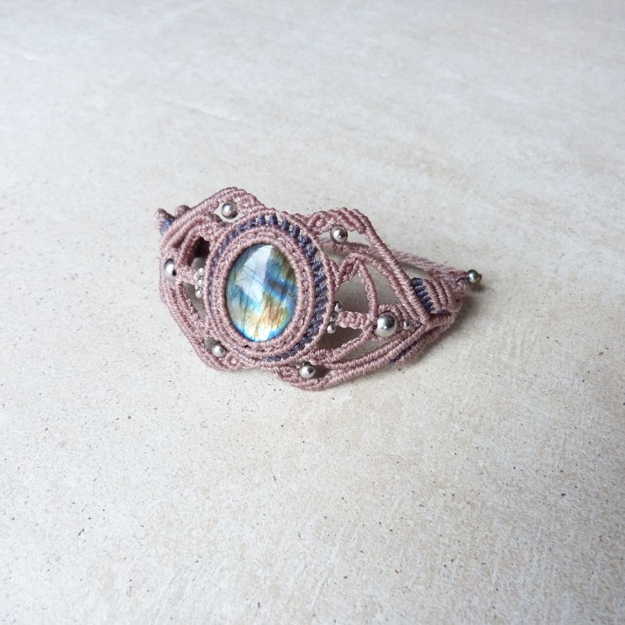 Bracelet en micro-macram&eacute; taupe avec une labradorite