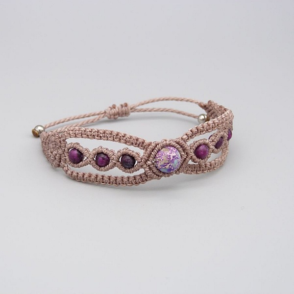 Bracelet en micro-macram&eacute; taupe avec une perle gemme jaspe imp&eacute;rial bleu violet