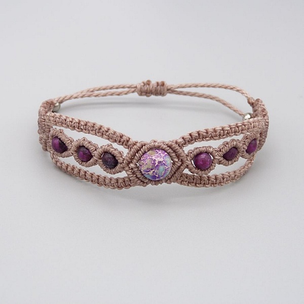 Bracelet en micro-macram&eacute; taupe avec une perle gemme jaspe imp&eacute;rial bleu violet