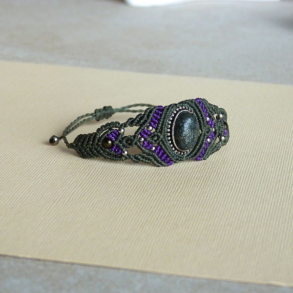 Bracelet en micro-macram&eacute; vert avec une pierre sertie de m&eacute;tal