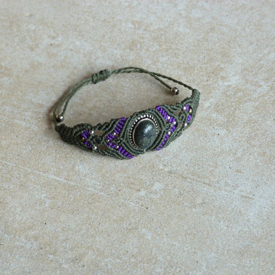 Bracelet en micro-macram&eacute; vert avec une pierre sertie de m&eacute;tal