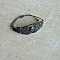 Bracelet en micro-macram&eacute; vert avec une pierre sertie de m&eacute;tal