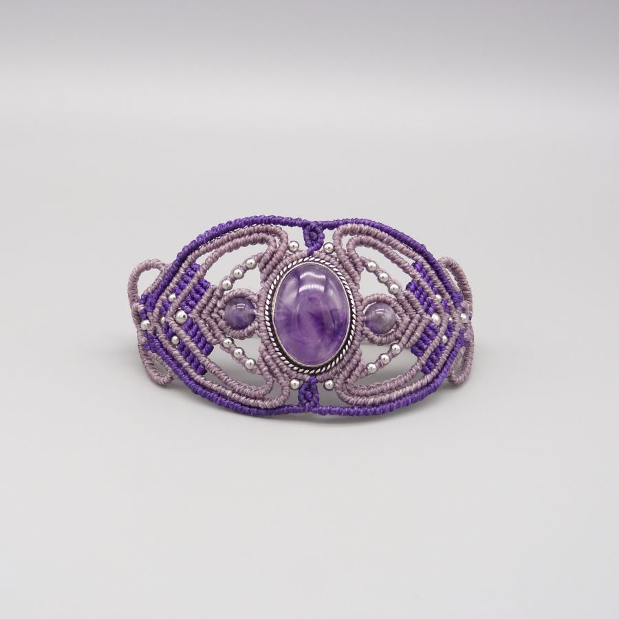 Bracelet en micro-macram&eacute; violet avec une am&eacute;thyste sertie