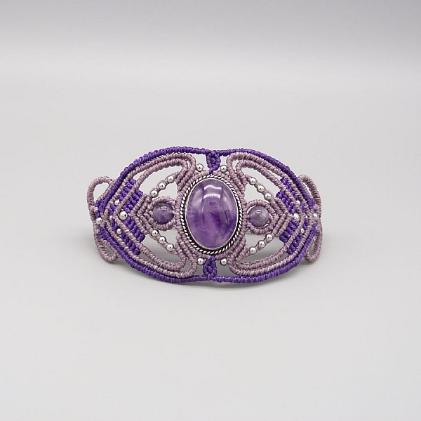 Bracelet en micro-macram&eacute; violet avec une am&eacute;thyste sertie