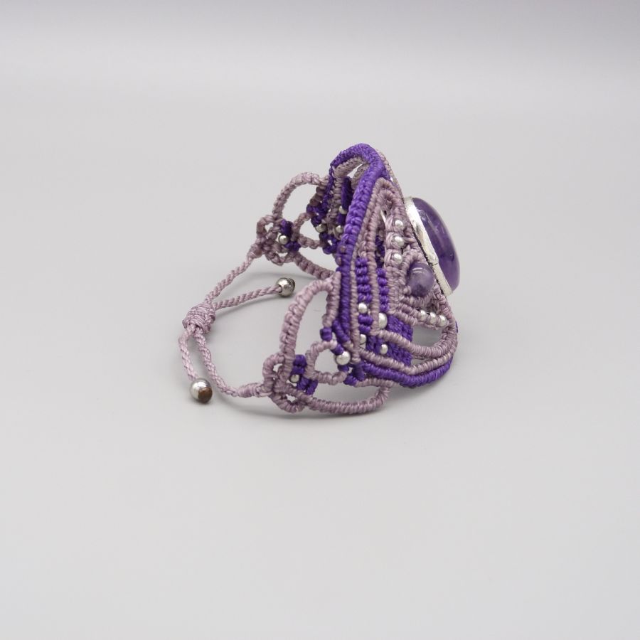 Bracelet en micro-macram&eacute; violet avec une am&eacute;thyste sertie