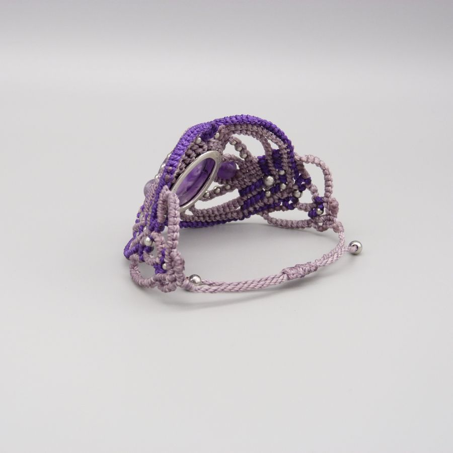 Bracelet en micro-macram&eacute; violet avec une am&eacute;thyste sertie