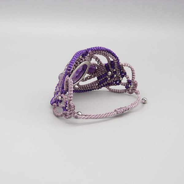 Bracelet en micro-macram&eacute; violet avec une am&eacute;thyste sertie