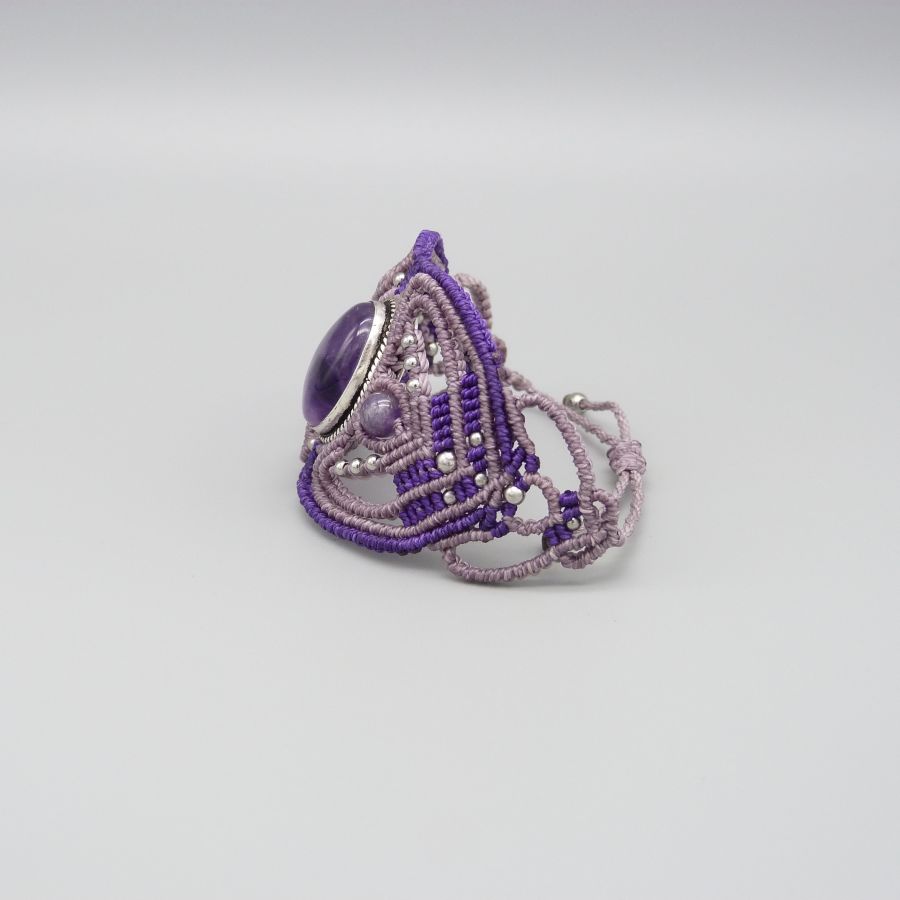 Bracelet en micro-macram&eacute; violet avec une am&eacute;thyste sertie
